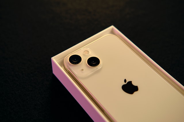 Poptávka po nových iPhone 13 oproti loňsku vzrostla o polovinu