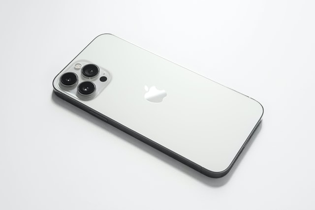 Apple kvůli nedostatku čipů omezí výrobu iPhonů 13