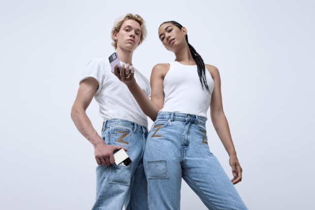 Samsung spustil prodej džínů určených k nošení nového Z Flipu 3
