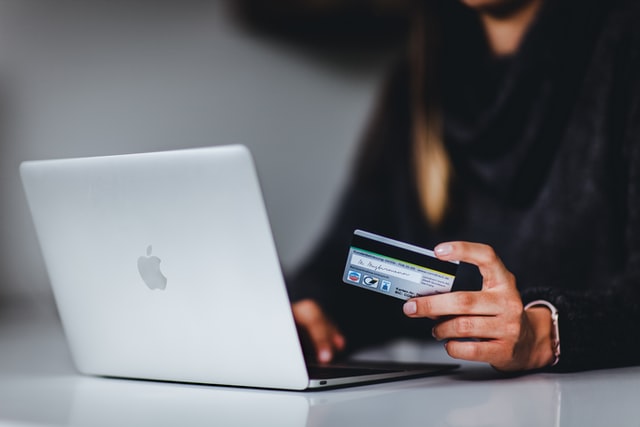 Češi nakupují více on-line, o polovinu více než před pandemií
