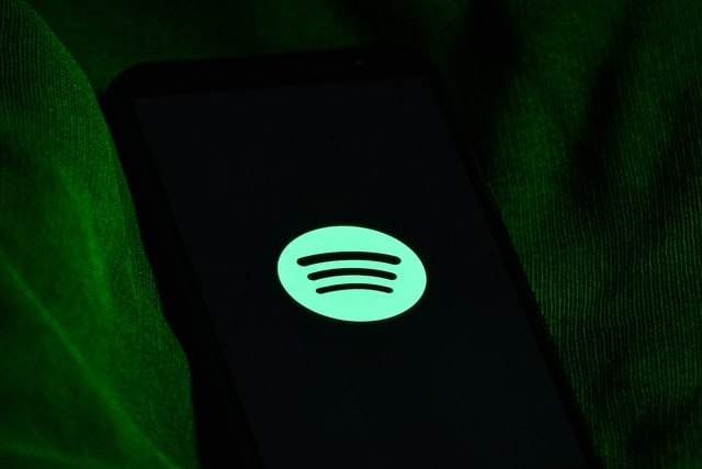 Spotify se inspiroval u TikToku: Nabídne vertikální videoklipy a lajkování srdíčky