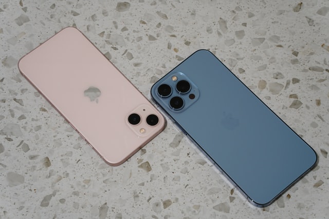 iPhony 13 jsou opět skladem ve většině barev a kapacit