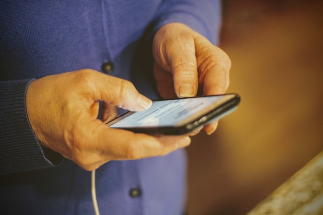 Policie varuje před falešnými vnuky, kteří okrádají seniory přes telefon