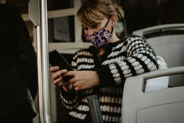 Face ID bude brzy umět rozpoznávat lidi s rouškami