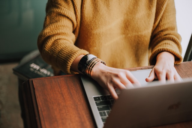 Návštěvnost dezinformačních webů klesla po jejich zablokování na polovinu