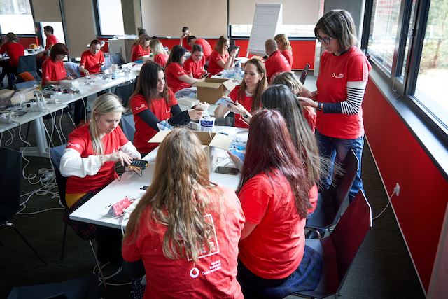 Vodafone vybral přes 1 500 telefonů, ukrajinští uprchlíci je dostanou s nabitou SIM kartou
