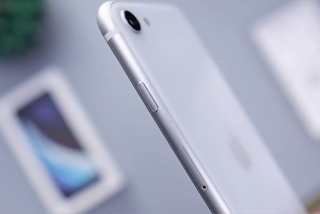 Apple plánuje snížit výrobu iPhonu SE, přestože se ihned po uvedení na trh vyprodal