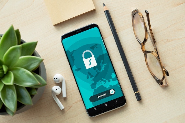 Apple a Meta předaly data o svých uživatelích hackerům, kteří se vydávali za policisty