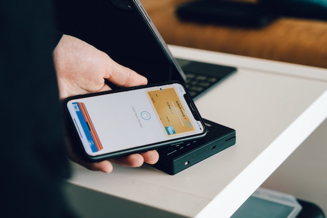 Evropská komise vyšetřuje Apple kvůli znevýhodňování konkurenčních platebních aplikací