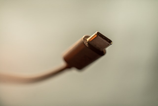 Apple plánuje u iPhonů a AirPodů přechod na USB-C
