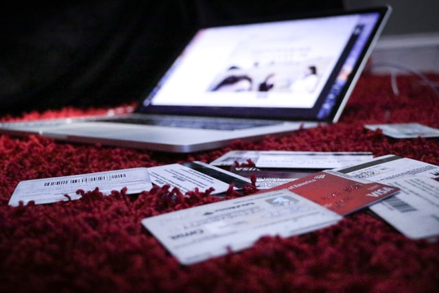 Více než polovina lidí řešila problém s online nákupy