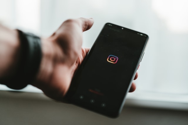 Instagram nově umožní platby a sledování objednávek přímo v chatu