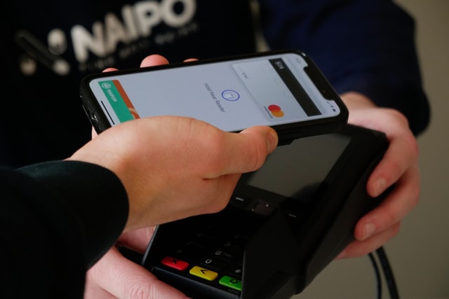 60 % Čechů platí na dovolené kartou