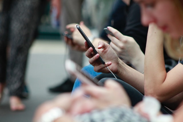 Závislost na digitálních technologiích hrozí téměř půl milionu Čechů