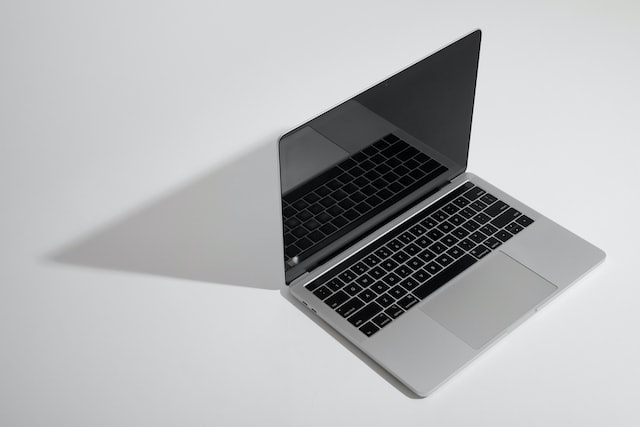 Apple začne nabízet možnost opravy doma i pro MacBooky