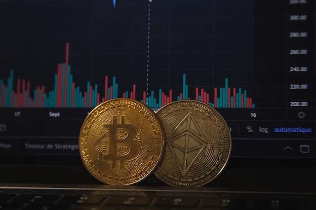 Salvadoru hrozí rok po zavedení bitcoinu bankrot