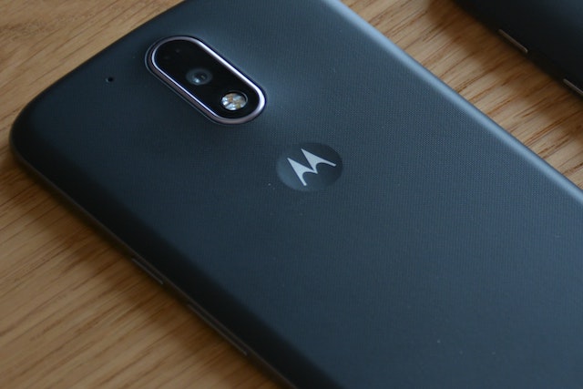 Motorola představila rolovací telefon, který mění velikost stisknutím tlačítka