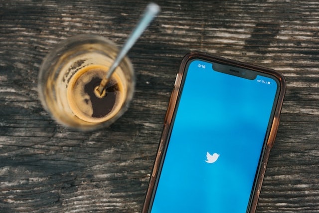 Apple pozastavil svou reklamu na Twitteru