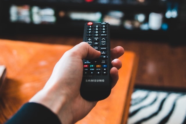 Češi tráví u televize v průměru 4 hodiny denně
