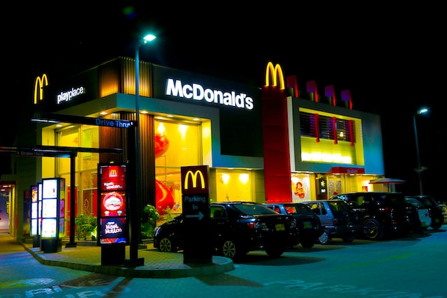 Velšská pobočka McDonald‘s bojuje proti výtržnictví vypnutím veřejné Wi-Fi