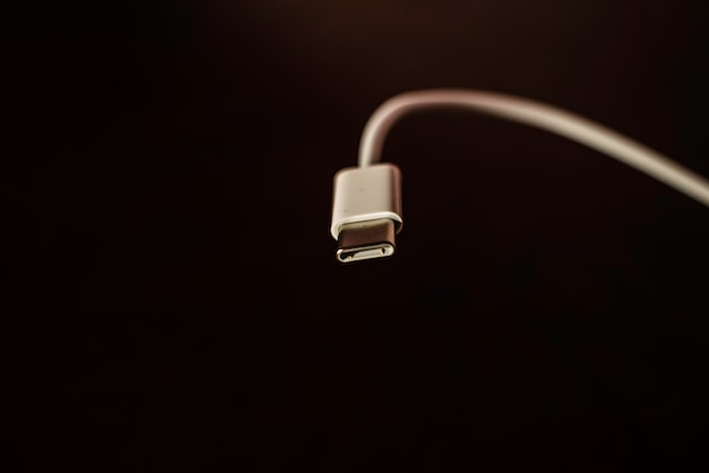 Apple omezí rychlost nabíjení a přenosu dat u necertifikovaných kabelů