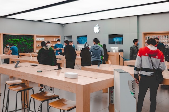 Zloději se vloupali do Apple Storu přes vedlejší obchod a ukradli 436 iPhonů