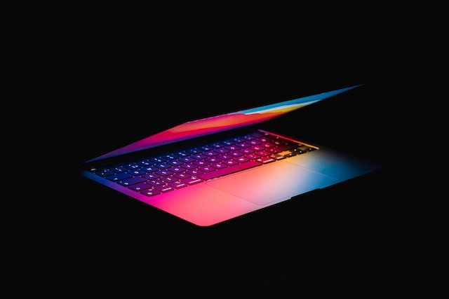 Apple kvůli klesajícím prodejům Maců pozastavil výrobu čipů M2