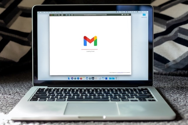 Google přidal další reklamy do Gmailu