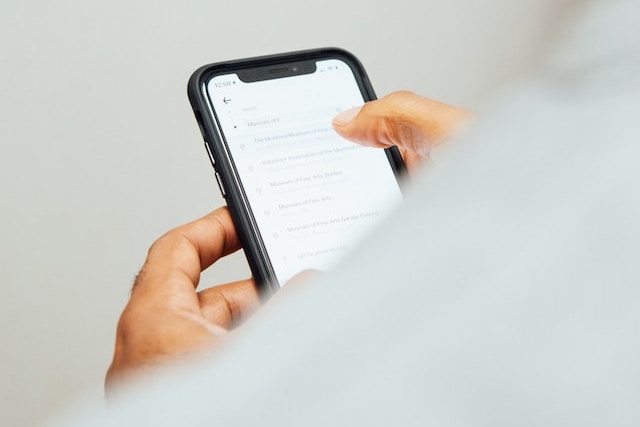 Rusko obvinilo USA, že se v rámci špionážní operace hackly tisíce iPhonů