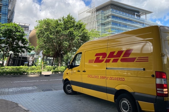 Dejte si pozor na podvodné zprávy, ve kterých se útočníci vydávají za Českou poštu a DHL