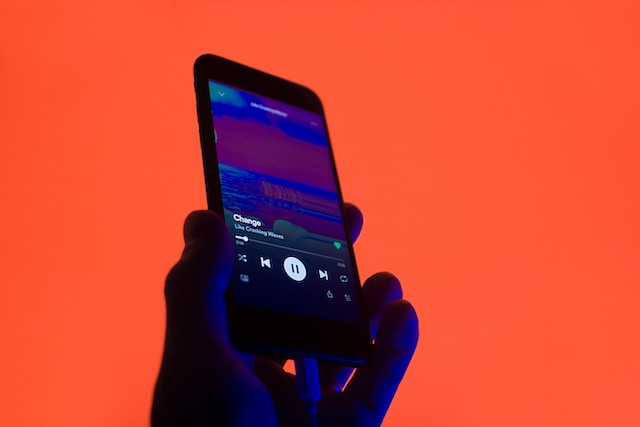 Spotify zvažuje přidat do aplikace celá hudební videa