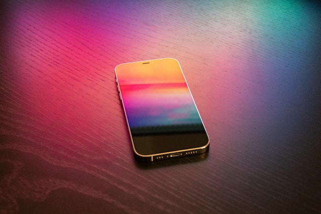 Apple řeší problémy s displeji iPhone 15 Pro a Pro Max