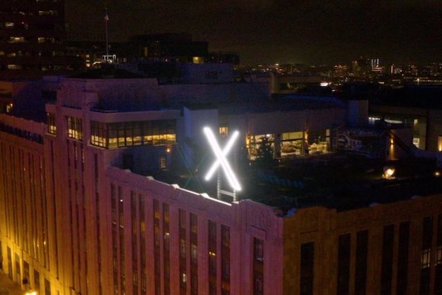 Twitter po stížnostech odstranil svítíci X ze střechy svého sídla