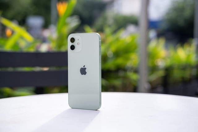 Francie zakázala prodej iPhonu 12, další evropské země posuzují jeho zdravotní rizika