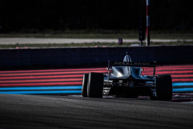 Diváci F1 tráví u televize 2,5 hodiny každý závodní víkend
