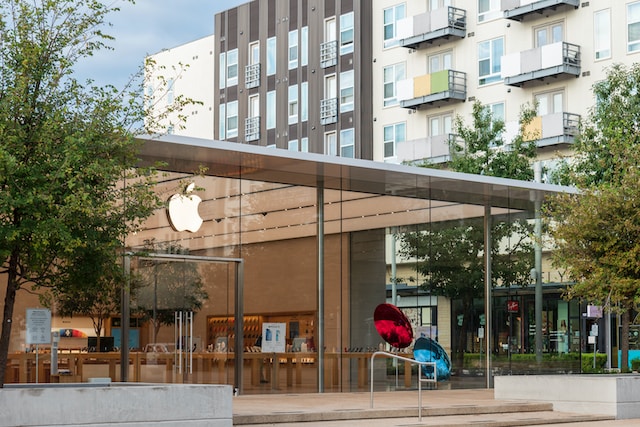 Apple včera spustil prodej iPhonu 15, zaměstnanci ve Francii vyhlásili stávku