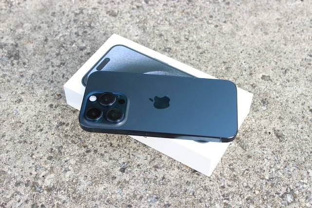 Apple potvrdil problém s přehříváním iPhonu 15 Pro a pracuje na řešení