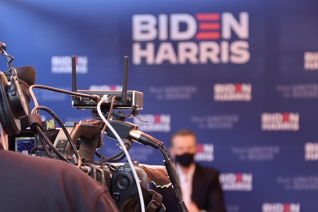 Biden si založil profil na Trumpově platformě Truth Social