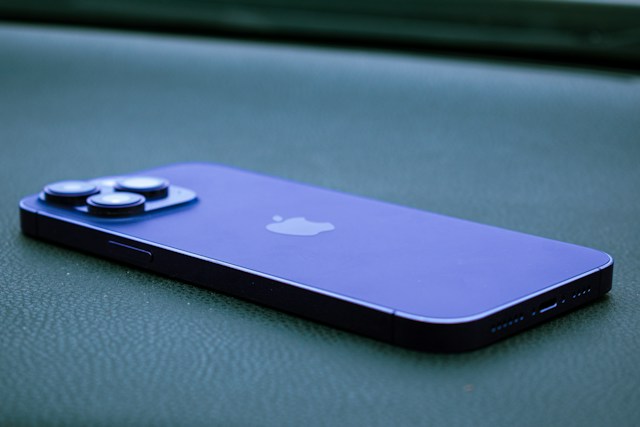 Apple dá uživatelům iPhonu 14 satelitní volání na další rok zdarma