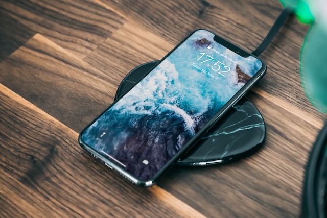 Starší iPhony dostanou díky novému iOS 17.2 bezdrátové nabíjení Qi2