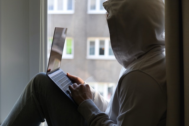 Británie chce používat AI k ověřování věku na pornografických webech