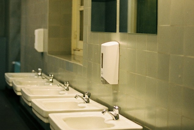 Americká škola sundala zrcadla na záchodech kvůli studentům závislým na TikToku