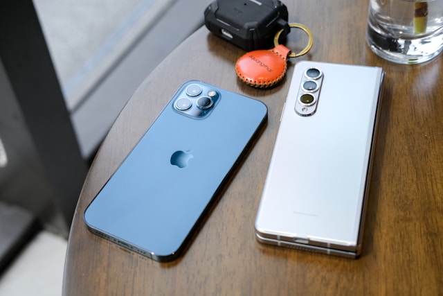 Majitelé iPhonů mění svůj telefon méně často než uživatelé Androidu