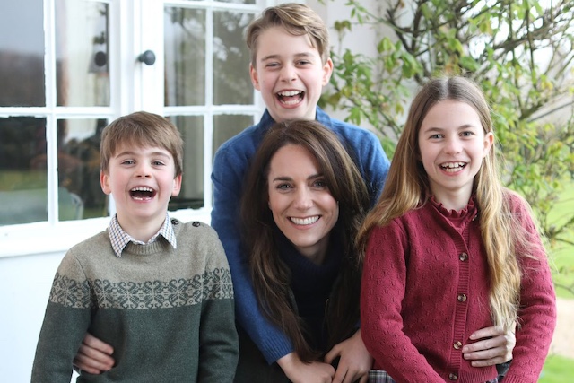 Britská královská rodina zveřejnila upravenou fotku Kate, vévodkyně prý experimentovala s editem