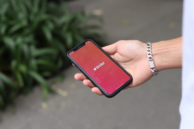 Tinder chystá nové AI funkce, chce tak znovu přilákat uživatele