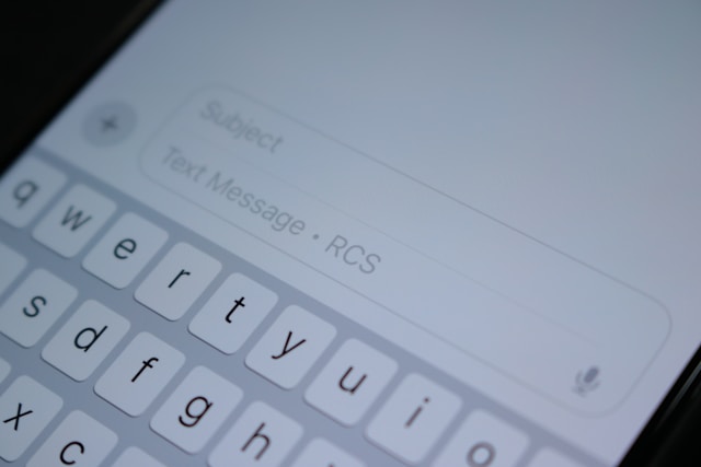 Google Zprávy nově umí detekovat podvodné SMS pomocí AI