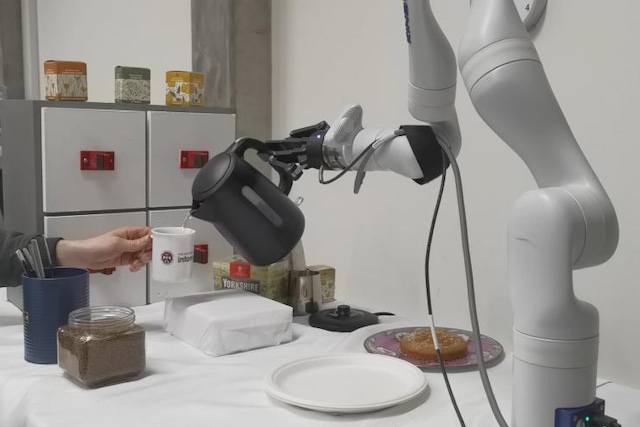 Skotští vědci představili AI robota, který vám sám uvaří kávu