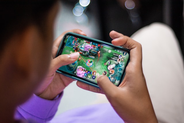 Britský regulátor upozornil na reklamy ponižující ženy v mobilních hrách