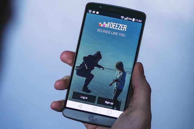 Deezer zaplavují AI skladby, tvoří přes 18 % nového obsahu