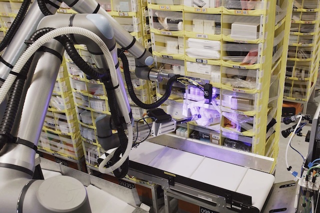 Amazon představil robota Vulcan pro efektivnější práci ve skladech